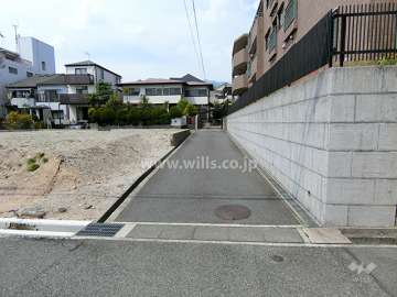 敷地西側の前面道路