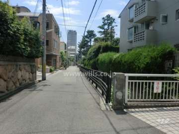 敷地東側の前面道路