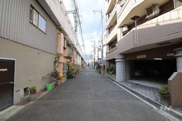 敷地南側の前面道路（東側から）