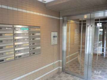 エントランスはオートロック付きです。