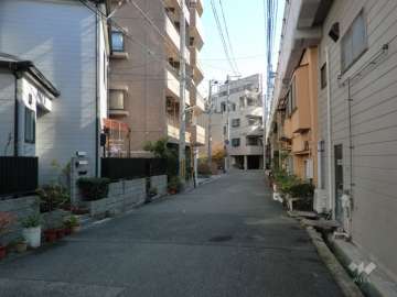 敷地南西側の前面道路。道を挟んで阪神本線が走っています。