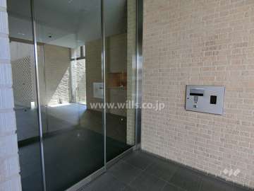 エントランスはオートロック付きです。
