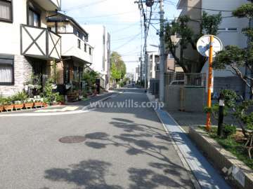 敷地北側の前面道路