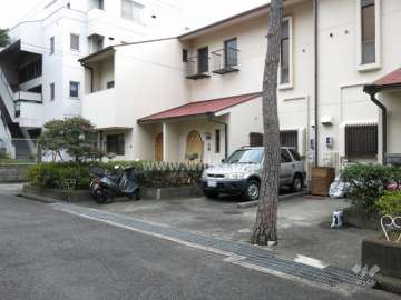 建物は低層2階建てで、落ち着いた雰囲気です。