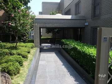 両脇に植栽が設けられたエントランスアプローチ