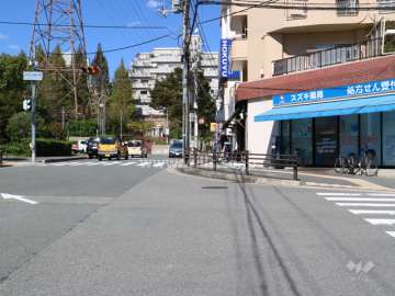 敷地西側の前面道路