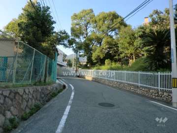 敷地西側の前面道路