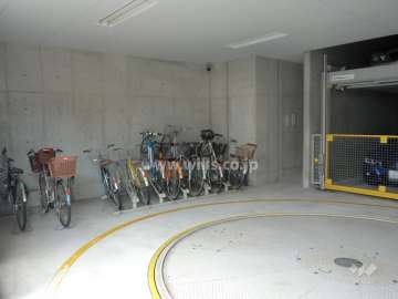 駐車場横に設けられた駐輪場