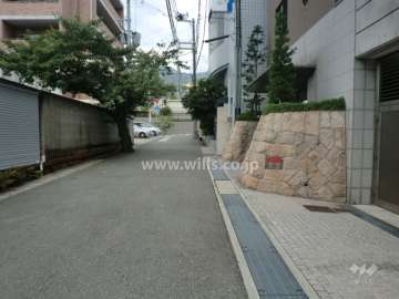 敷地西側の前面道路