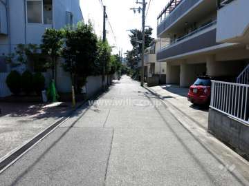 敷地西側の前面道路