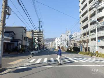 敷地南側の前面道路