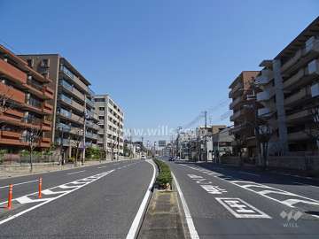 敷地北側の前面道路。山手幹線です。