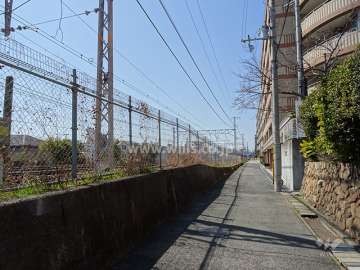 敷地南側の前面道路。道路の向かい側にJR東海道本線が走っています。