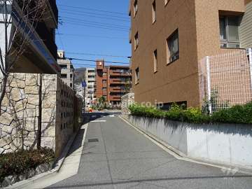 敷地西側の前面道路