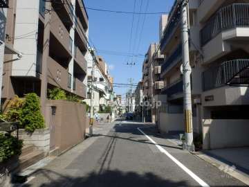 敷地南側の前面道路
