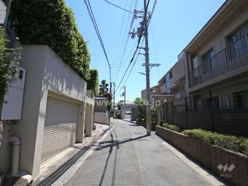 敷地北側の前面道路。周辺は閑静な高台の住宅地です。