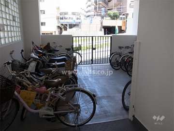 ピロティ部分に設けられた駐輪場
