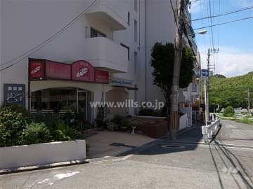 建物1階には一部店舗が入っています。