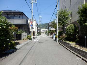 敷地西側の前面道路