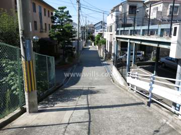 敷地北側の前面道路