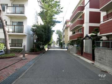 敷地西側の前面道路