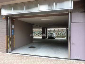 駐車場出入り口（シャッター付き）