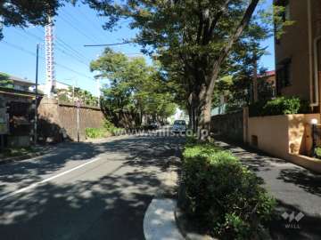 敷地北側の前面道路。道を挟んで阪急神戸線が走っています。