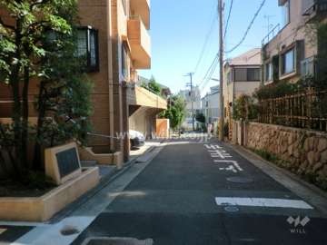 敷地西側の前面道路