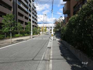 敷地西側の前面道路