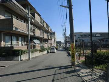 敷地西側の前面道路