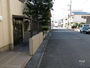 敷地北側の前面道路