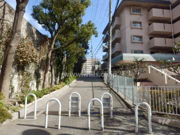 敷地北側の前面道路