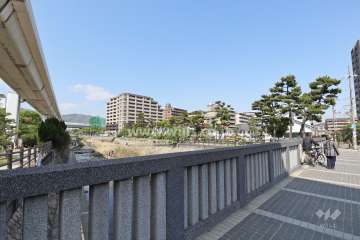 ルネ神戸住吉川清流の道の遠景（島崎橋から望む）