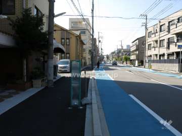 敷地北側の前面道路。二車線のバス通りです。