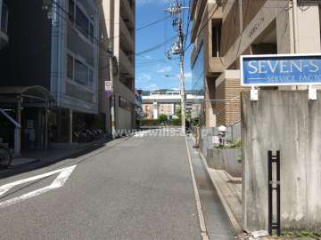 敷地西側の前面道路