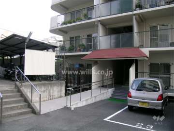 敷地内駐車場の奥にある駐輪場