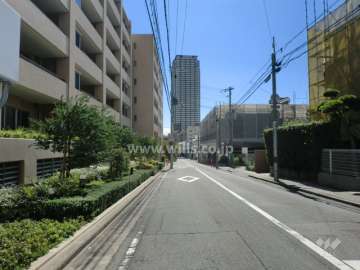 敷地西側の前面道路