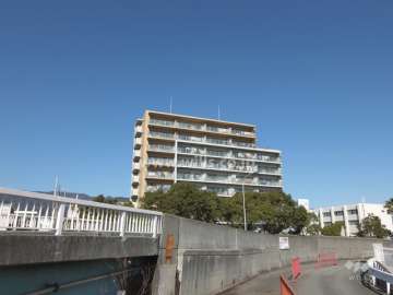 ワコーレKOBEハーバーマークスの遠景。海の近くにあります。