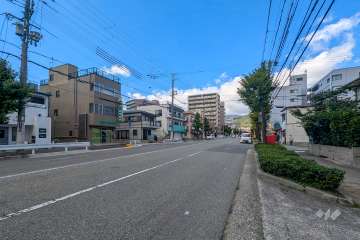 敷地西側の前面道路