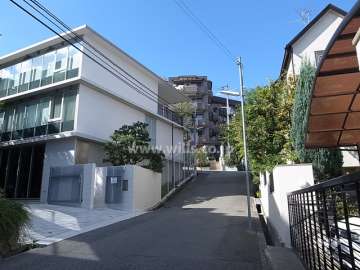ワコーレルシード西岡本の遠景。山手の住宅街に立地しています。写真左側の建物は甲南大学です。