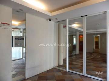 エントランスはオートロック付きです。