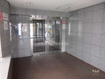 エントランスはオートロック付きです。