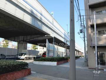 敷地北側の前面道路。国道43号線です。