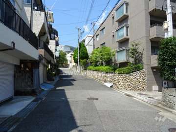 敷地西側の前面道路