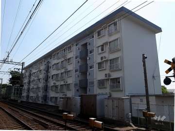 岡本ハイツの外観（北西側から）
敷地北側には阪急神戸線が走っています。