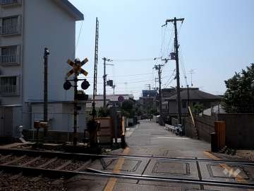 敷地西側の前面道路