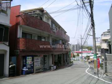 建物東面1階部分は店舗です。