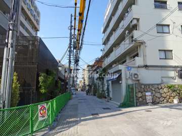 敷地南側の前面道路。「岡本商店街」の一角にあります。