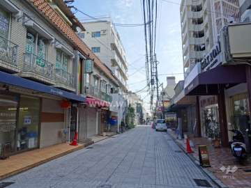 敷地南側の前面道路。「岡本商店街」といえば、お洒落な石畳が印象的です。