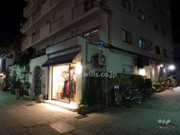 .岡本マンションの夜景。店舗部分。
